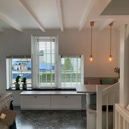 Boothuis Apartment *